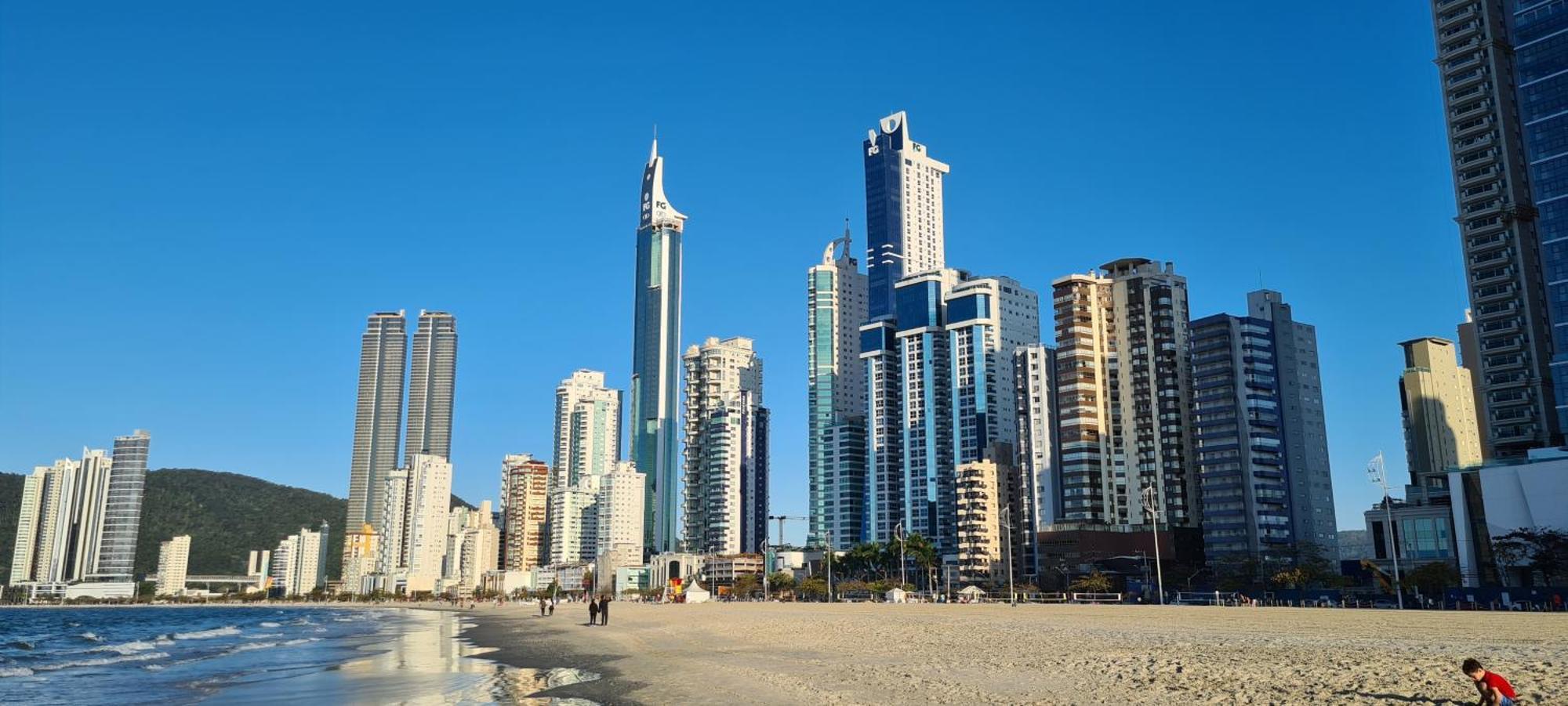 Apto Espacoso Ao Lado Do Oceanic Aquarium E Perto Do Parque Unipraiais Com Garagem Apartamento